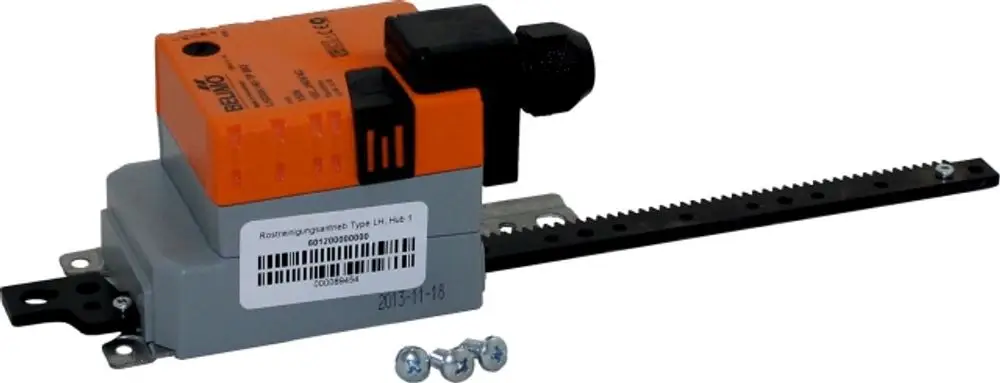 Antrieb mit Zahnstange und orangefarbenem Gehäuse, hergestellt von Wolf, zur mechanischen Betätigung in industriellen Anwendungen.